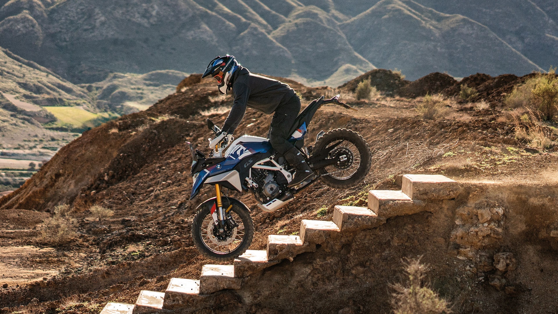 La BMW F 450 GS est à l'aise sur tous les terrains, par tous les temps