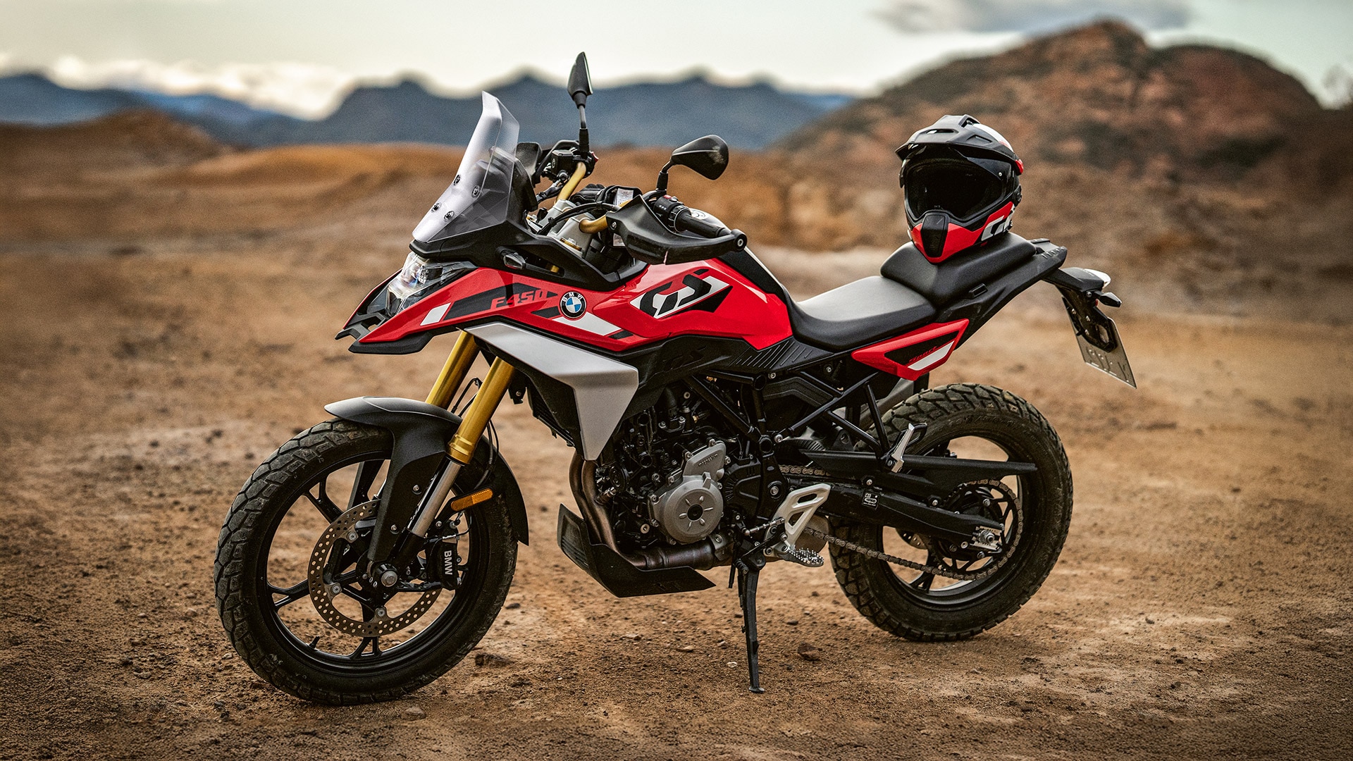 La BMW F 450 GS alterne entre route et tout-terrain