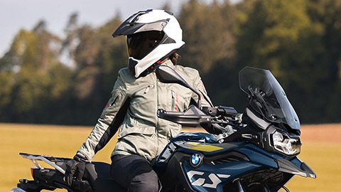 Un motard contemple la vue, assis sur sa motos GS