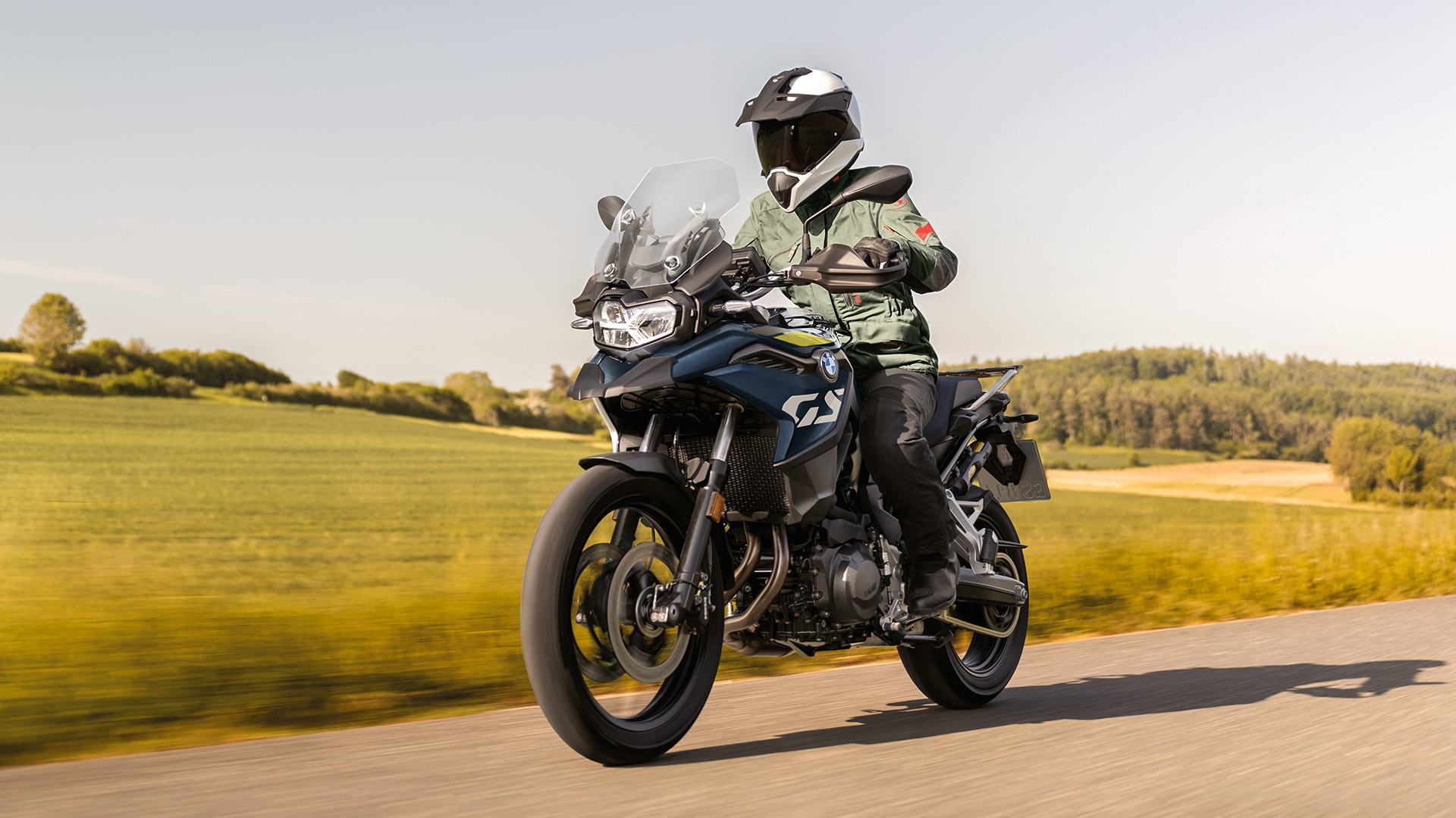 La BMW F 800 GS sur une route de campagne
