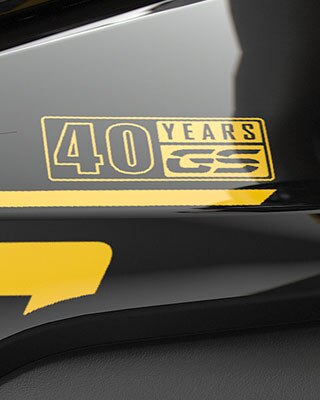 Nous voyons l'inscription pour les 40 ans de la GS en jaune.