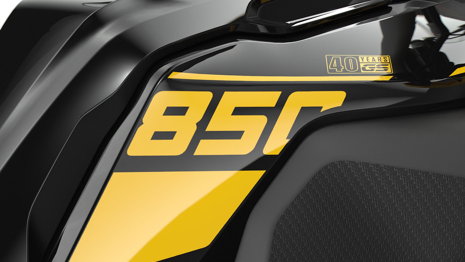 Nous voyons l'inscription pour les 40 ans de la GS en jaune.