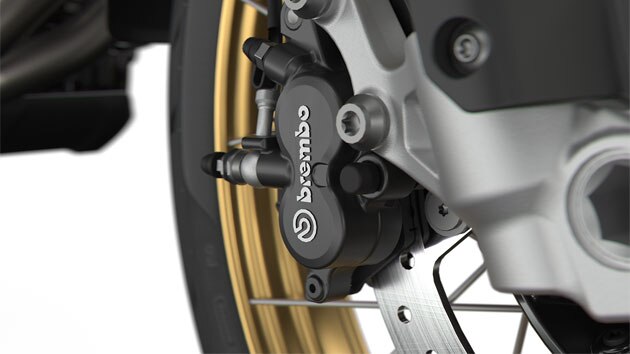 Nous voyons ici les freins Brembo noirs.