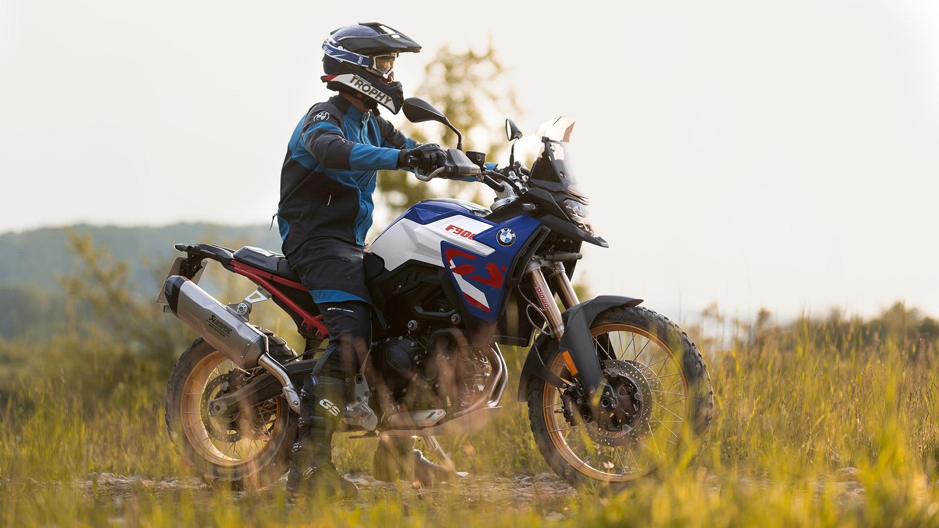 La F 900 GS dans une prairie