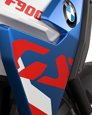 Le logo GS mis en évidence sur la BMW F 900 GS de BMW Motorrad