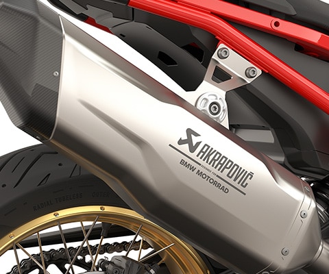 La BMW F 900 GS de BMW Motorrad avec silencieux arrière Akrapovič
