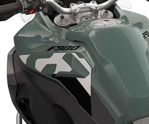 Les caches latéraux de la BMW F 900 GS Adventure de BMW Motorrad avec un grand réservoir de 23 l