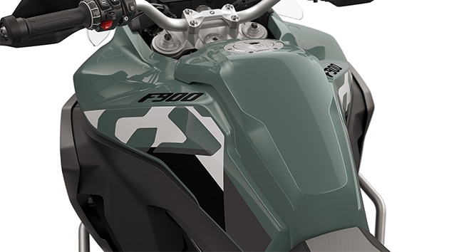 Les caches latéraux de la BMW F 900 GS Adventure de BMW Motorrad avec un grand réservoir de 23 l