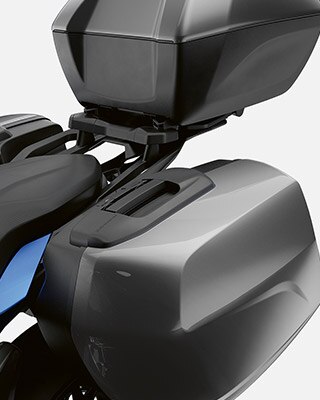Nous voyons les rangements de la F 900 XR.
