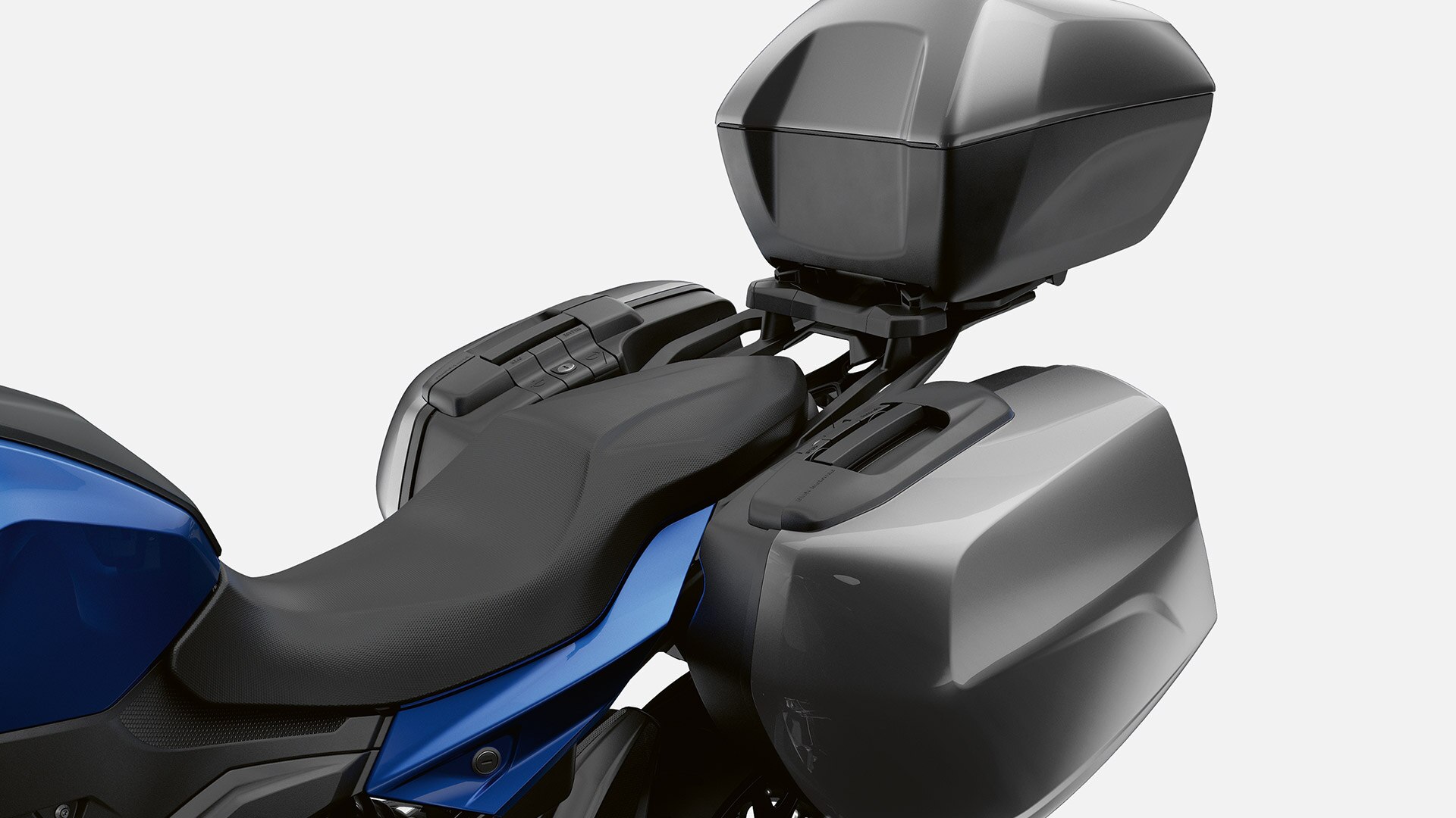 Nous voyons les rangements de la F 900 XR.