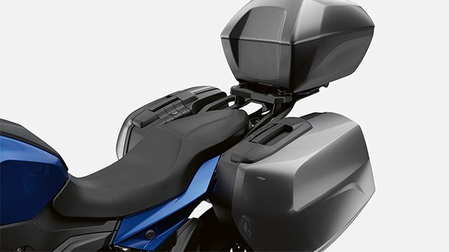 Nous voyons les rangements de la F 900 XR.