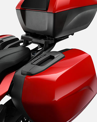 Nous voyons les rangements de la F 900 XR.