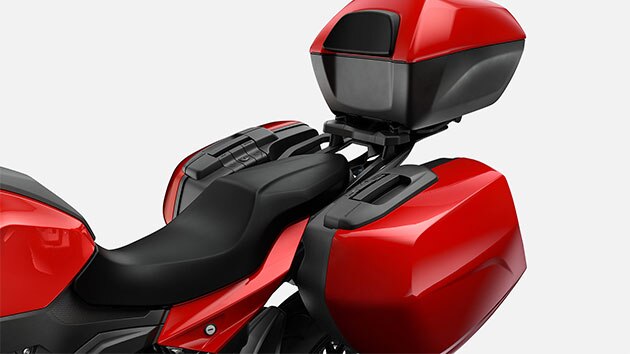 Nous voyons les rangements de la F 900 XR.
