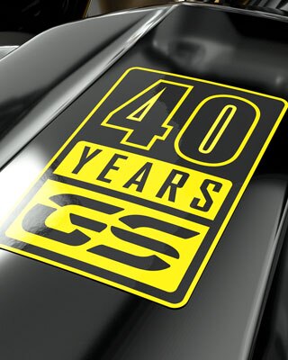 Ici l'autocollant jaune 40 Years GS en gros plan.