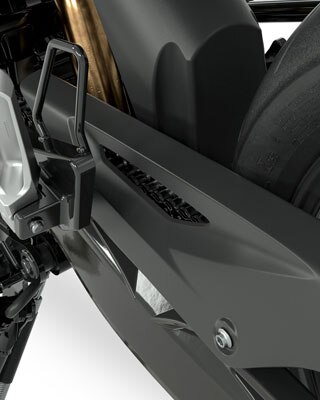 Vue de côté du bras oscillant, protège-chaîne et repose-pieds de la G 310 GS.