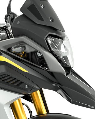 Vue de côté de l’avant de la G 310 GS avec en ligne de mire le pare-brise teinté en noir.