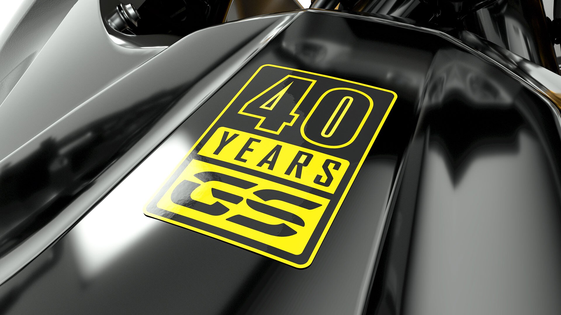 Ici l'autocollant jaune 40 Years GS en gros plan.