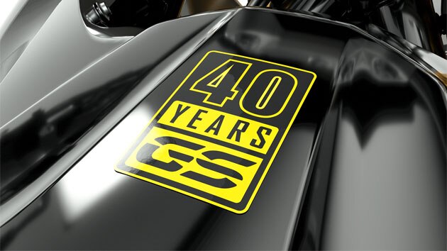 Ici l'autocollant jaune 40 Years GS en gros plan.