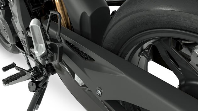 Vue de côté du bras oscillant, protège-chaîne et repose-pieds de la G 310 GS.