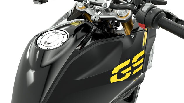 Réservoir et guidon de la G 310 GS en détail de biais de haut.