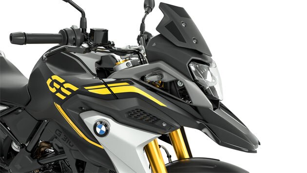Vue de côté de l’avant de la G 310 GS avec en ligne de mire le pare-brise teinté en noir.
