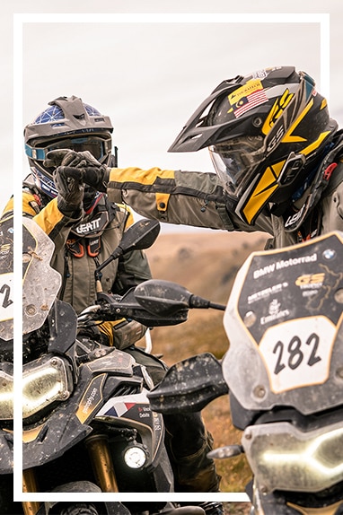2 pilotes du GS Trophy International se félicitent.