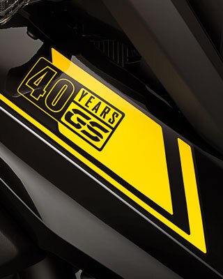 Nous voyons ici l'autocollant 40 Years GS en gros plan.