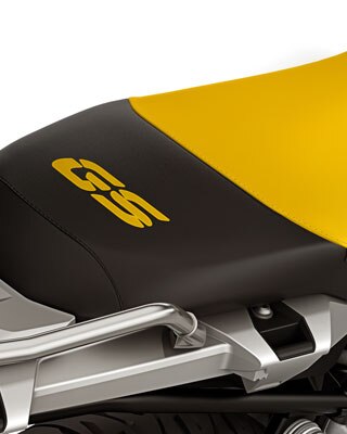 Nous voyons ici la selle jaune et noire Edition 40 Years avec le logo GS brodé.