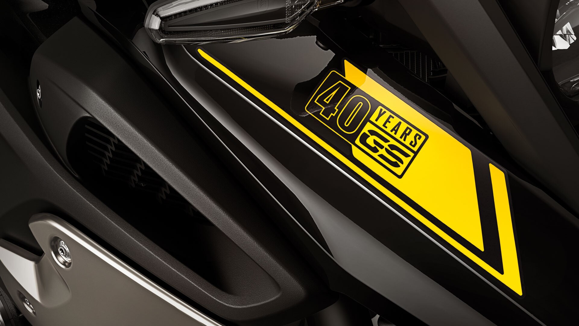 Nous voyons ici l'autocollant 40 Years GS en gros plan.