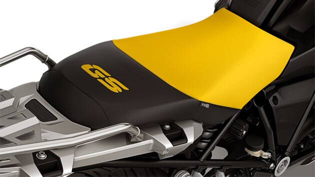 Nous voyons ici la selle jaune et noire Edition 40 Years avec le logo GS brodé.