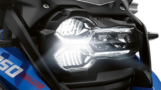 Nous voyons ici le phare avant de la BMW R 1250 GS Adventure.