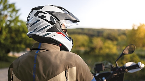 Une personne est assise sur sa BMW R 12 et contemple la vue