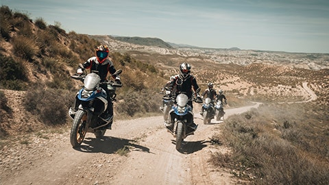 Un ou plusieurs Expedition Leaders sur des R 1300 GS s’entraînent ensemble à réaliser une manœuvre