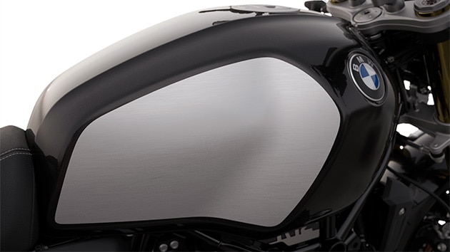 La BMW R 12 nineT de BMW Motorrad fascine avec ses surfaces en aluminium brossées