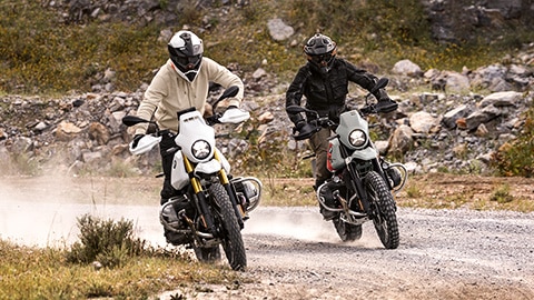 Deux pilotes sur la R 12 G/S tout-terrain