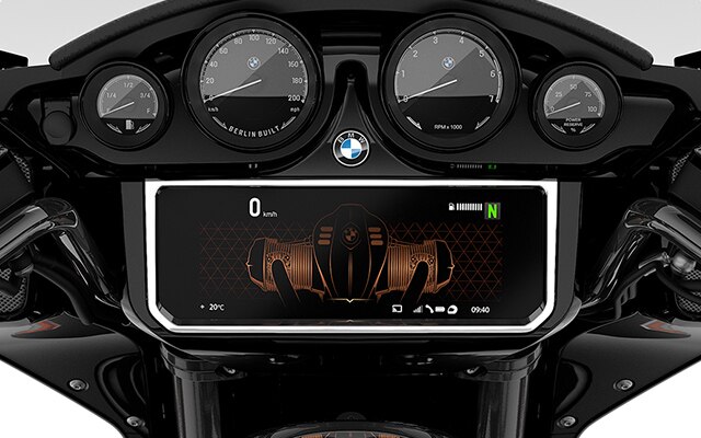 Le cockpit montre les cadrans analogiques et l'écran TFT.
