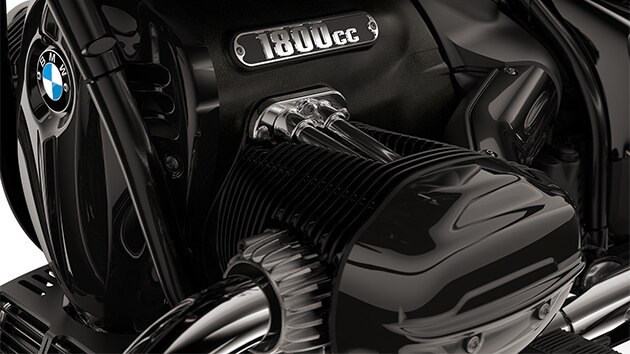 L'imposant moteur boxer de la R 18 B.