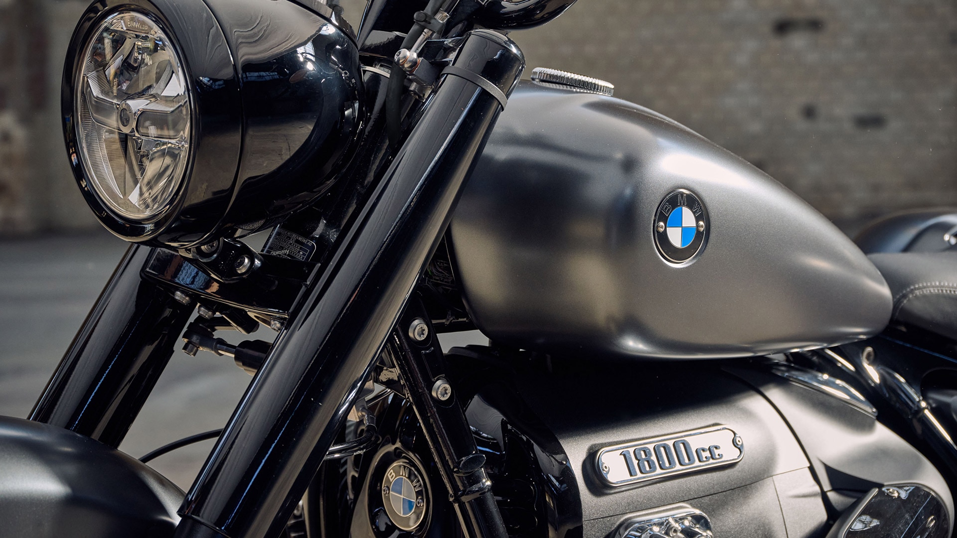 Le style souverain de la R 18 Roctane est renforcé par des éléments clés en Dark Chrome et des composants sombres