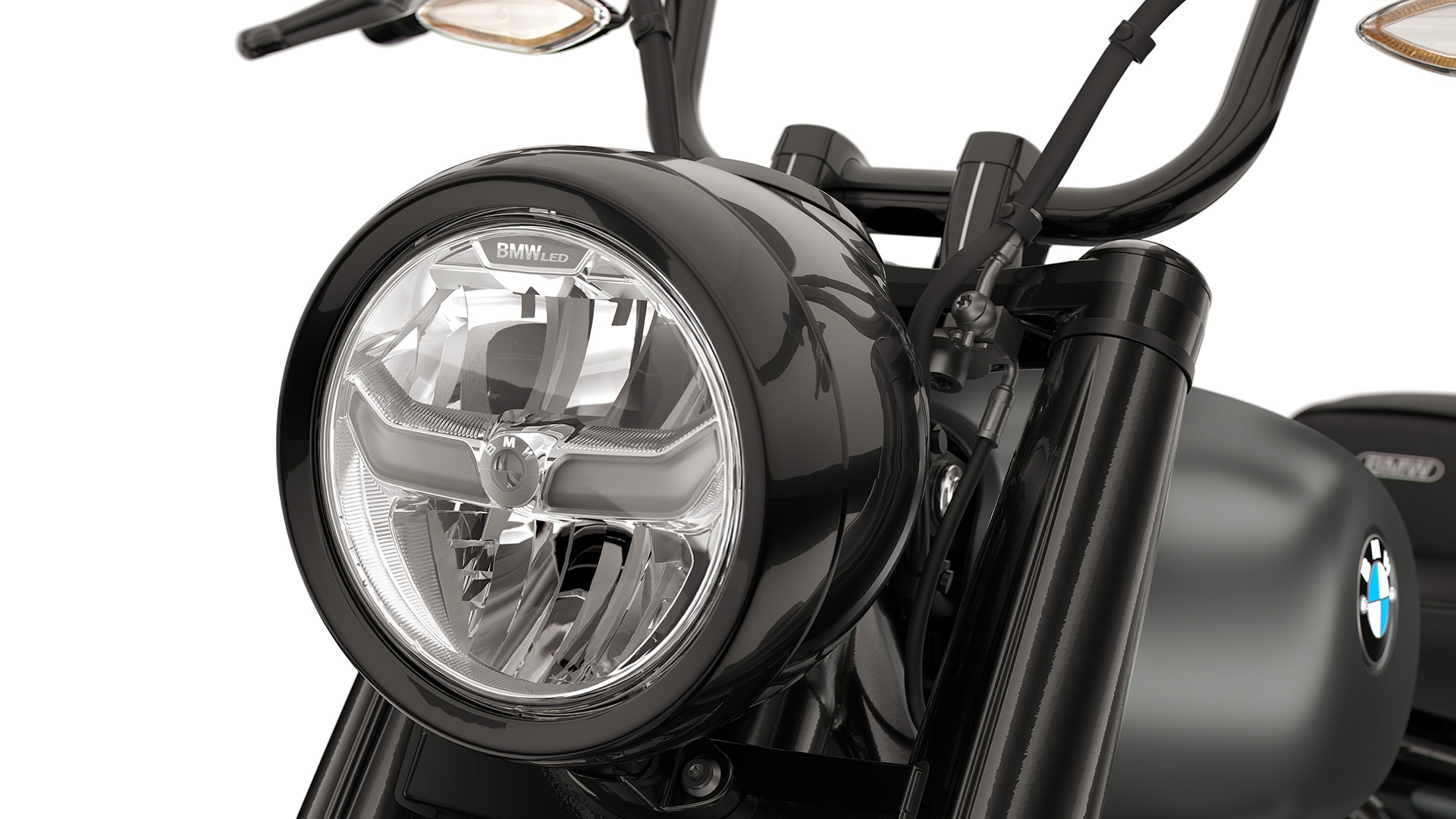 Vue détaillée du phare à LED rond de la BMW R 18 Roctane de BMW Motorrad