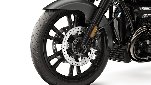 Vue détaillée de la roue avant de 21 pouces de la BMW R 18 Roctane de BMW Motorrad