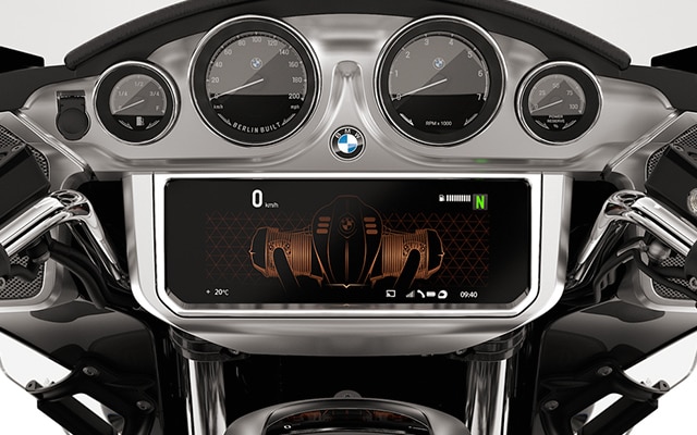Le cockpit montre les cadrans analogiques et l'écran TFT.