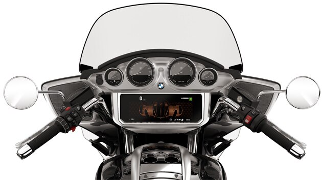 Le cockpit montre les cadrans analogiques et l'écran TFT.