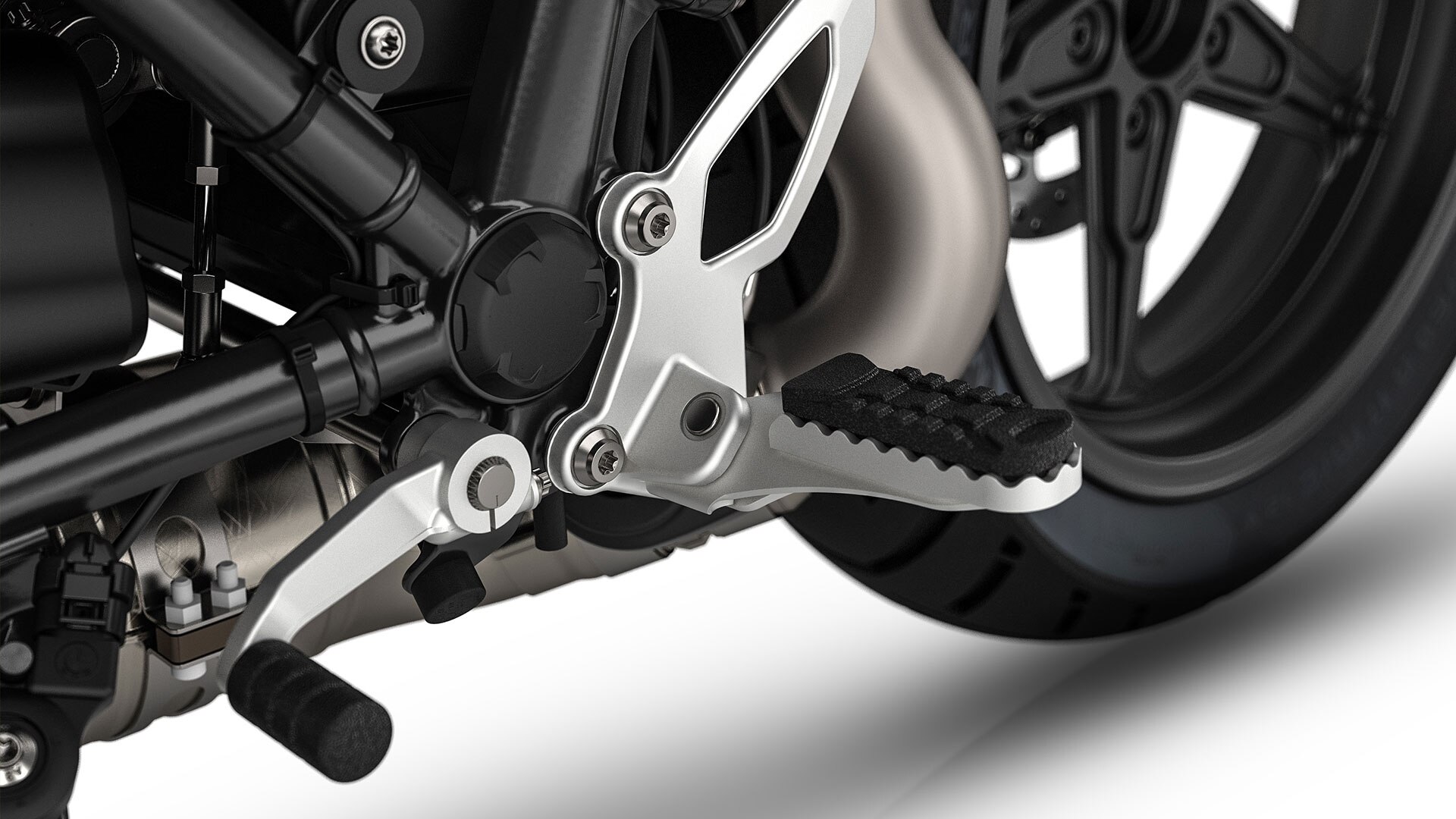 Nous voyons les repose-pieds de la R nineT Scrambler.