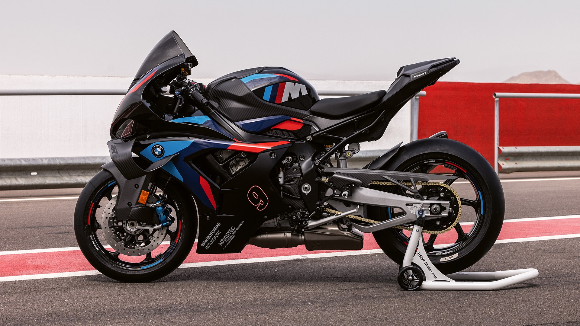 M 1000 RR de BMW Motorrad avec les Performance Parts du pack M Track