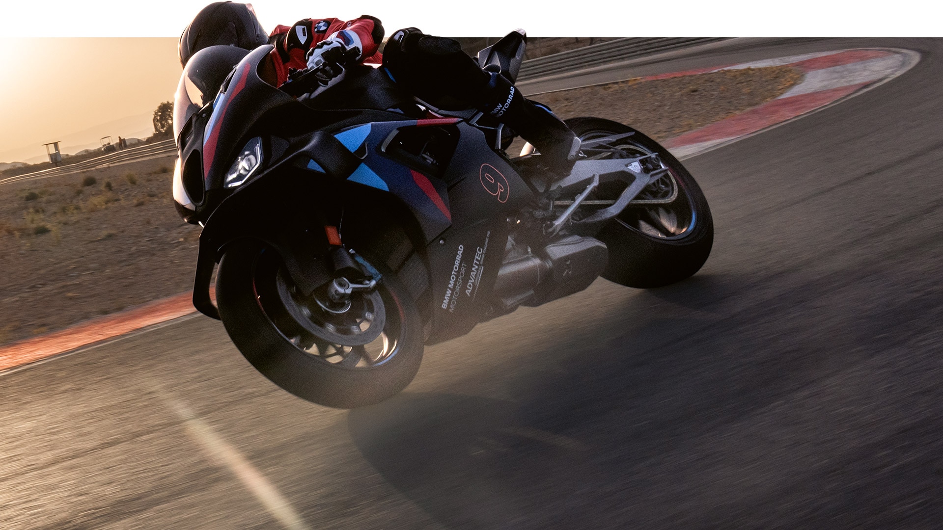 Pilote sur une BMW M 1000 RR sur circuit.