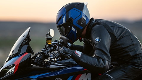 Veste et pantalon Hotlap de BMW Motorrad pour les pilotes orientés sur les performances