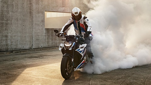 M R faisant un burnout