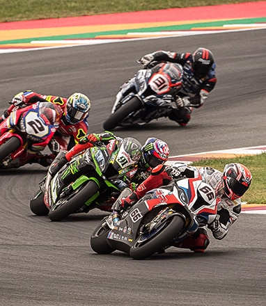 Plusieurs motos de course sur un circuit