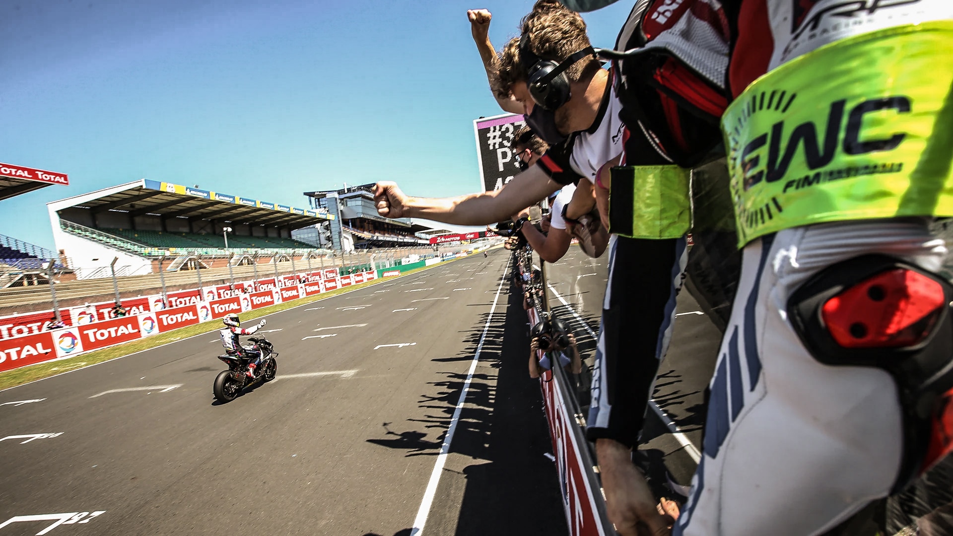 Plusieurs motos de course sur un circuit