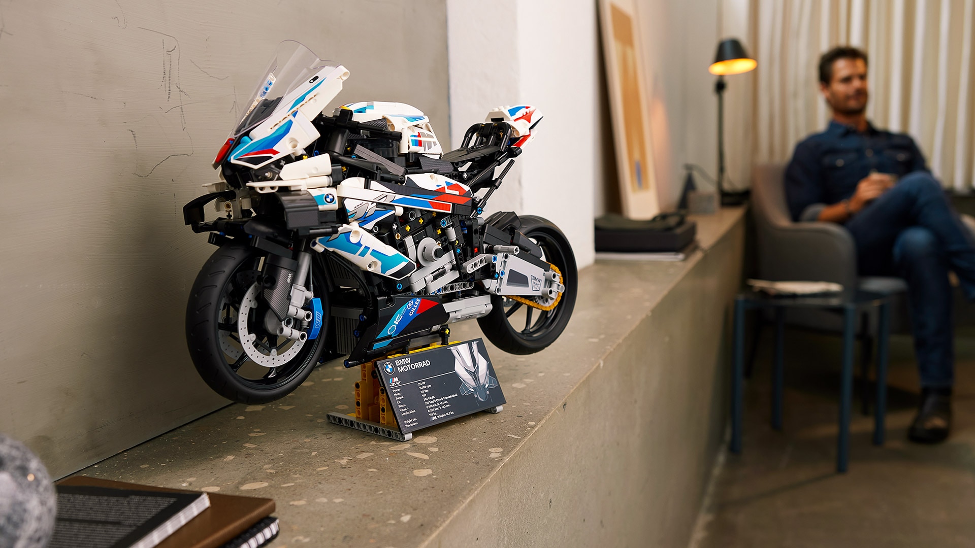 M 1000 RR LEGO Technic sur une armoire.